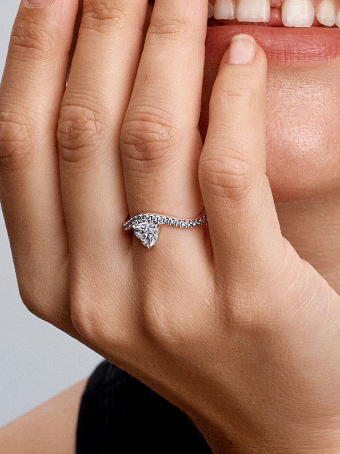 Anello Onda con Cuore Luminoso e Pavè